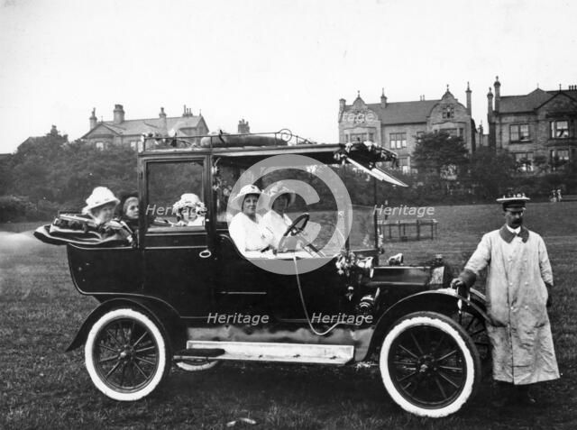 People with a 1914 Model T Ford , 1914. Artist: Unknown