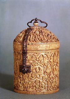 Perfumes container made in ivory, by the Master Halaf of the Cordoba school of Medina Azahara