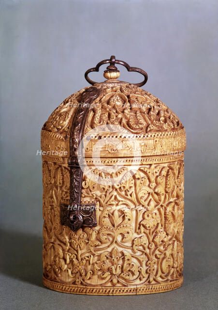 Perfumes container made in ivory, by the Master Halaf of the Cordoba school of Medina Azahara.
