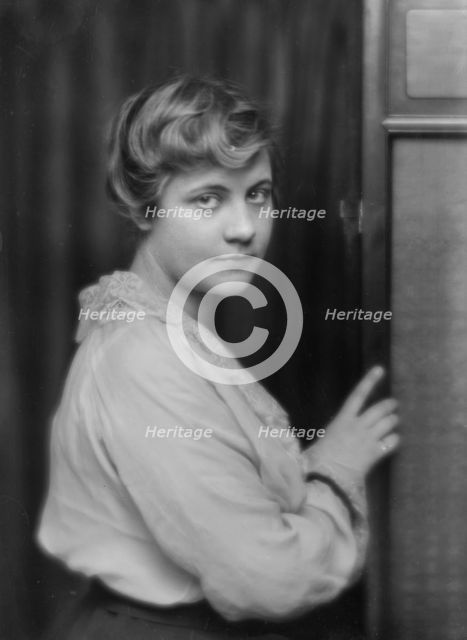 Perkins, Helen J., Miss, portrait photograph, 1914 Apr. 18. Creator: Arnold Genthe.