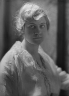 Perkins, Helen J., Miss, portrait photograph, 1914 Apr. 18. Creator: Arnold Genthe