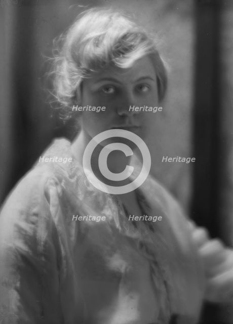 Perkins, Helen J., Miss, portrait photograph, 1914 Apr. 18. Creator: Arnold Genthe.