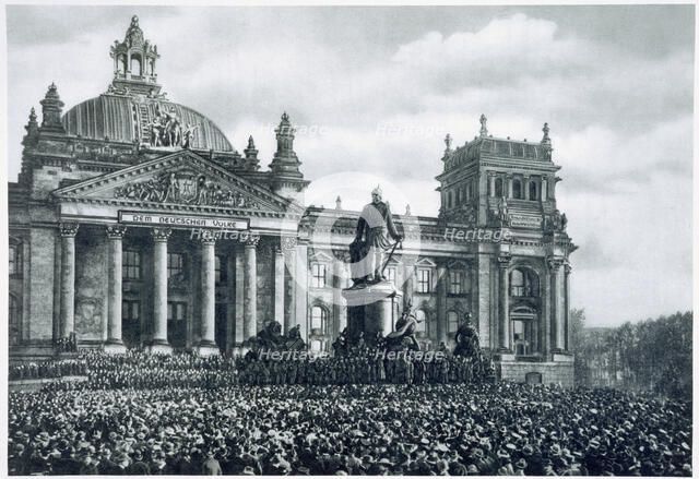 Philipp Scheidemann announcing the creation of a new German republic, 9th November, 1918. Artist: Unknown