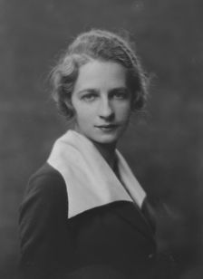 Phillips, Charlotte, Miss, portrait photograph, 1916. Creator: Arnold Genthe