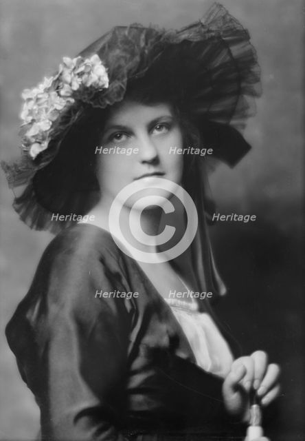 Phillips, Norma, Miss, portrait photograph, 1914. Creator: Arnold Genthe.