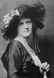 Phillips, Norma, Miss, portrait photograph, 1914. Creator: Arnold Genthe