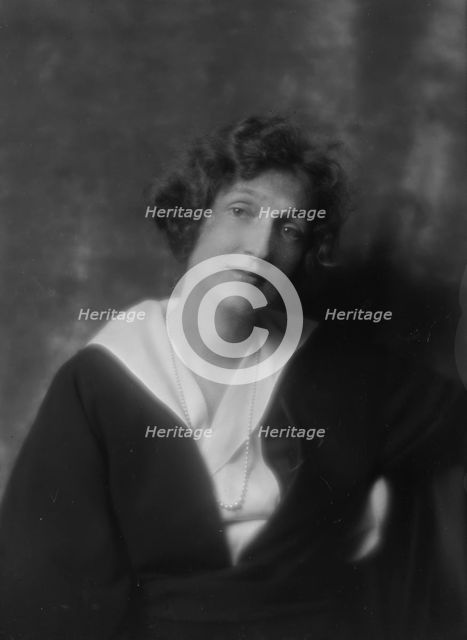Phipps, Paul, Mrs., portrait photograph, 1914 Apr. or May. Creator: Arnold Genthe.