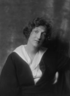 Phipps, Paul, Mrs., portrait photograph, 1914 Apr. or May. Creator: Arnold Genthe