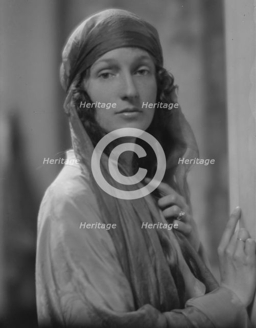 Phipps, Paul, Mrs., portrait photograph, 1914 Apr. or May. Creator: Arnold Genthe.