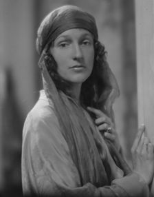 Phipps, Paul, Mrs., portrait photograph, 1914 Apr. or May. Creator: Arnold Genthe