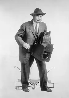 Photographer with Large Format Camera, 1914. Creator: Harris & Ewing