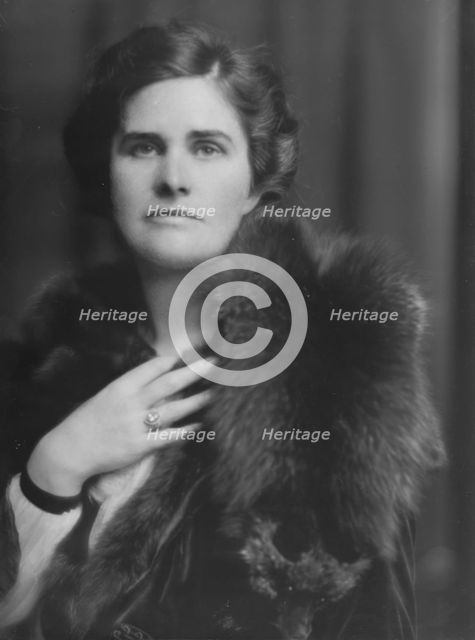 Pittsbury, Charles S., Mrs., portrait photograph, 1915 Oct. 22. Creator: Arnold Genthe.