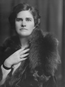 Pittsbury, Charles S., Mrs., portrait photograph, 1915 Oct. 22. Creator: Arnold Genthe