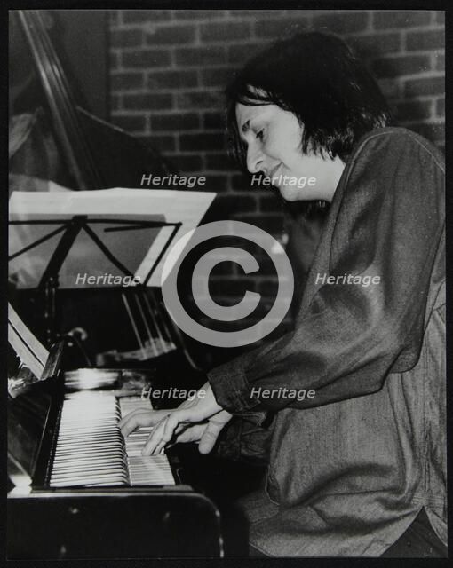 Pianist Kate Williams playing at The Fairway, Welwyn Garden City, Hertfordshire, 20 April 2003. Artist: Denis Williams