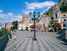 Piazza IX Aprile, Taormina, Sicily, Italy. Creator: Peter Thompson
