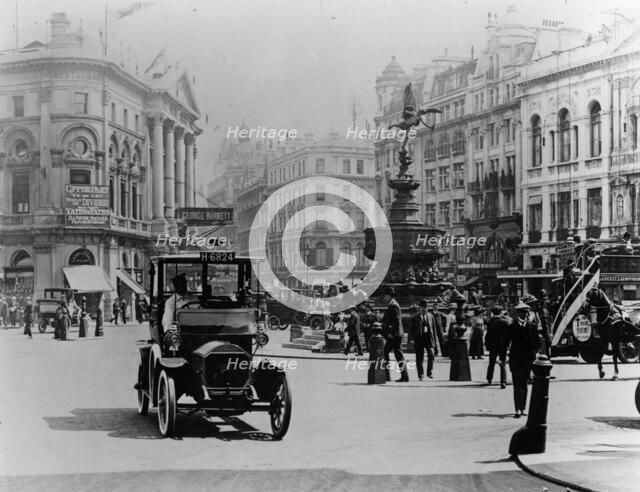 Piccadilly Circus, 1910. Artist: Unknown