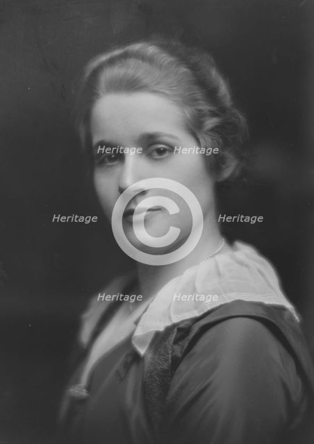 Pierce, Mary, Miss, portrait photograph, 1916 May 20. Creator: Arnold Genthe.