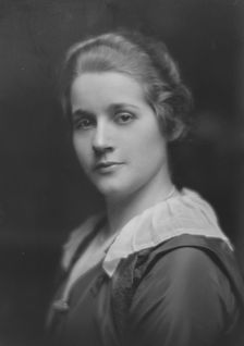 Pierce, Mary, Miss, portrait photograph, 1916 May 20. Creator: Arnold Genthe