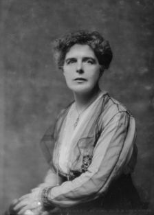 Piers, Muriel, Miss, portrait photograph, 1916 Jan. 14. Creator: Arnold Genthe