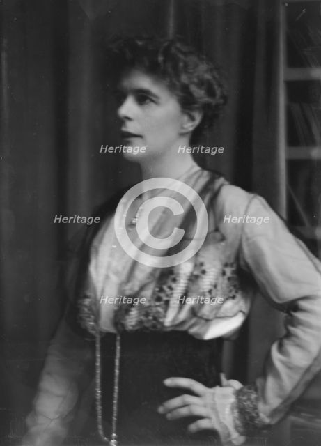 Piers, Muriel, Miss, portrait photograph, 1916 Jan. 14. Creator: Arnold Genthe.