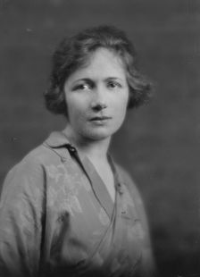 Pierson, Miss, portrait photograph, 1917 May 31. Creator: Arnold Genthe