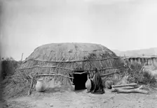 Pima ki (primitive home), Pima, Arizona], 1907, c1907. Creator: Edward Sheriff Curtis