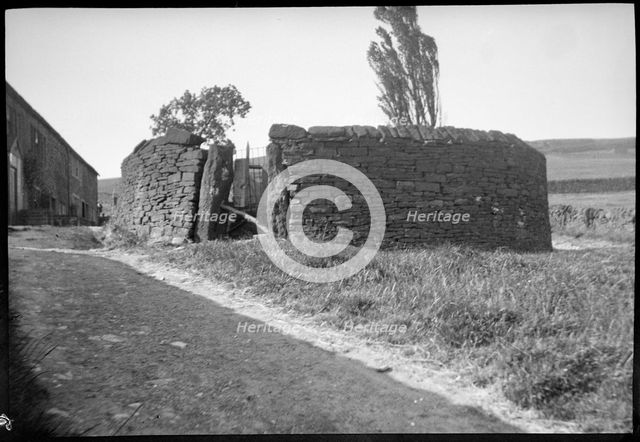 Pinfold (animal pound), Midgley, Calderdale, West Yorkshire, c1931-c1941. Creator: MT Pollit.