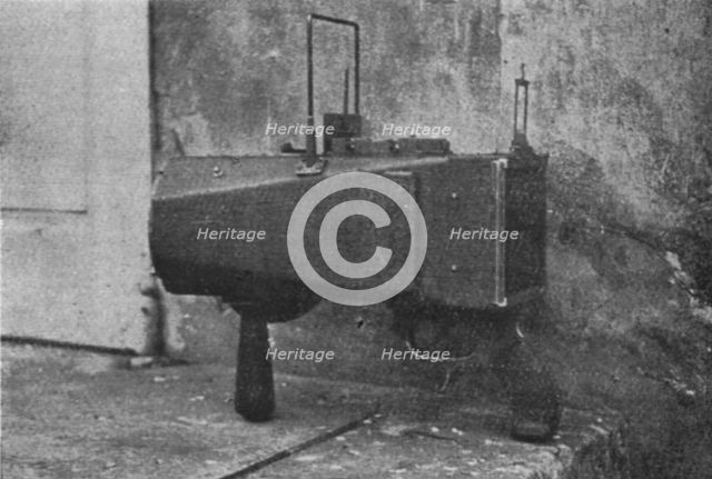'Pistolet telephotographique des Aviateurs allemands; Cote gauche de l'appareil', 1916. Creator: Unknown.