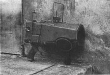 Pistolet telephotographique des Aviateurs allemands; l'appareil vu du cote droit 1916. Creator: Unknown