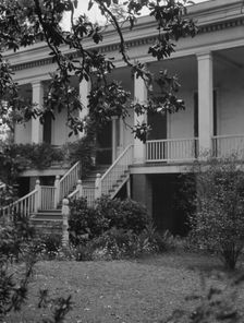 Plantation house, Uptown, New Orleans, between 1920 and 1926. Creator: Arnold Genthe