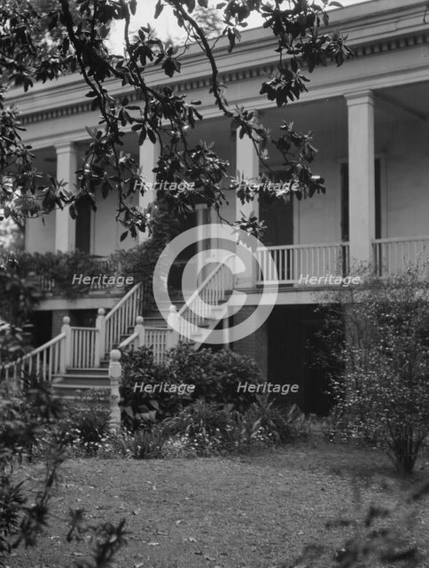 Plantation house, Uptown, New Orleans, between 1920 and 1926. Creator: Arnold Genthe.