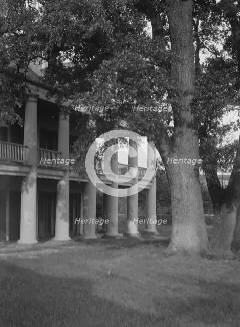 Plantation house, New Orleans, between 1920 and 1926. Creator: Arnold Genthe.