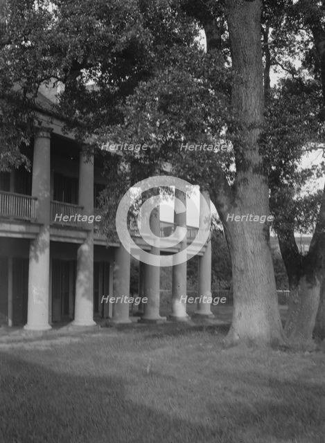 Plantation house, New Orleans, between 1920 and 1926. Creator: Arnold Genthe.