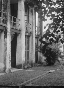 Plantation house, New Orleans, between 1920 and 1926. Creator: Arnold Genthe