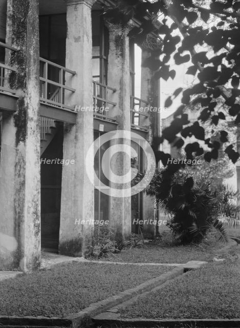 Plantation house, New Orleans, between 1920 and 1926. Creator: Arnold Genthe.