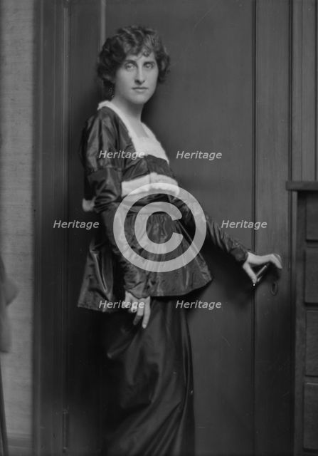 Plimpton, Albert, Mrs., portrait photograph, 1913 Dec. 18. Creator: Arnold Genthe.