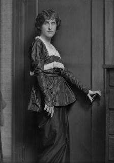 Plimpton, Albert, Mrs., portrait photograph, 1913 Dec. 18. Creator: Arnold Genthe