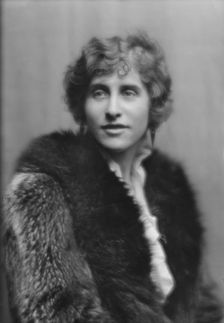 Plimpton, Albert, Mrs., portrait photograph, 1913 Dec. 18. Creator: Arnold Genthe