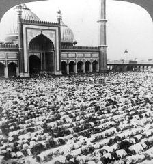 Praying at Jumma Musjid, Delhi, India, 1904.Artist: Underwood & Underwood
