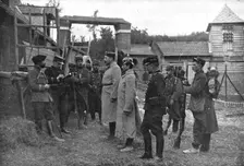'Premiers Prisonniers Allemands; Ensuite, on les interroge 1914. Creator: Unknown