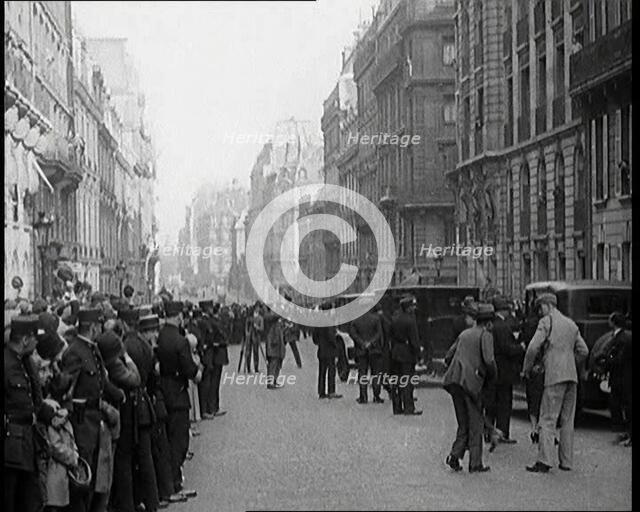 Press Waiting for Charles Lindbergh and Anne Morrow Lindbergh, 1927. Creator: British Pathe Ltd.