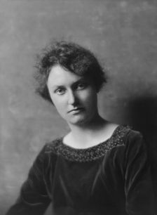 Preston, Evelyn, Miss, portrait photograph, 1916. Creator: Arnold Genthe