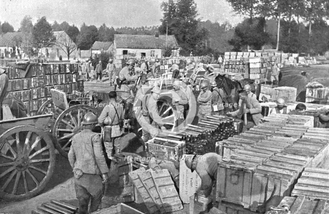 'Preparatifs d'offensive; Le remplissage des caissons assurant le transport des munitions... 1917. Creator: Unknown.