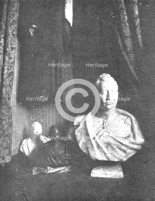 'Prevoyance; Attendant l'entrée triomphante: dans une penderie, sous des pantalons'. Creator: Unknown.