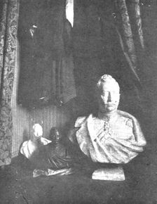 Prevoyance; Attendant l'entrée triomphante: dans une penderie, sous des pantalons Creator: Unknown