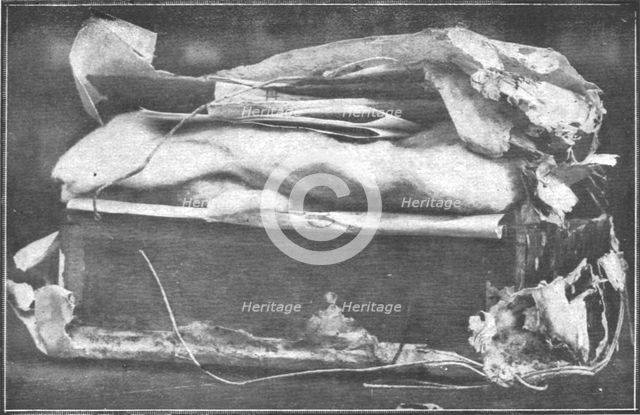 'Prevoyance; La caissette trouvee, le 22 septembre 1916, enfouie dans la cour de la..., 1916. Creator: Unknown.