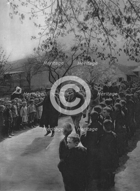 'Printemps d'Alsace; les ecoliers d'un village ranges sur le passage du President de la.... ', 1916. Creator: Unknown.