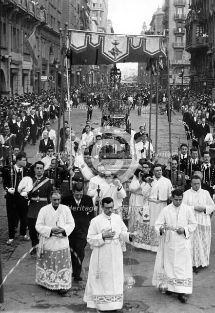 Procession through the Via Layetana in Barcelona on the feast of Corpus Christi, the custody unde…