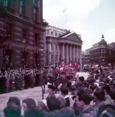 Proclamation - Lord Mayor arriving in coach, Mansion House, City of London, 1952. Creator: Arthur Charles Kirby Ware