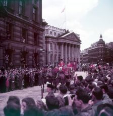 Proclamation - Lord Mayor arriving in coach, Mansion House, City of London, 1952. Creator: Arthur Charles Kirby Ware